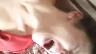 قحبة تختنق على زب كبير حتى ينزل في فمها