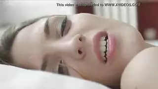 الاستيقاظ بمهبل رطب: فتاة نحيلة تلمس فرجها الضيق