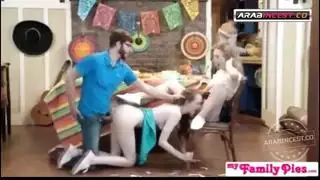 احتفال زينة العاري: جنس جماعي مترجم صريح