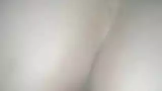 مراهقة تتعرض للإدخال المزدوج في علاقة رباعية جامحة مع شريك مجهول ماهر