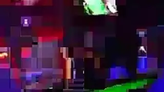 قام راقصة القطب الرائعة بذل قصارى جهدها لإغواء مشاهديها وجعلها تريد أن يمارس الجنس معها