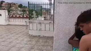 سمراء برازيلية ساخنة تأخذ قضيبًا في إجازة شاطئية