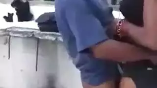 شباب زانقين بنوتة صغيرة في بيت مهجور في الصحرا والواد فاشخ طيزها نيك ويجيب لبنه جوا ومش عايز يخرجه منها والبت تلبس وتجري