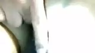 عاهرة في صنادل تملأ مهبلها الضيق بقضيب صلب