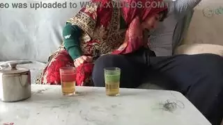 يدهن زوجة ابيه في الغرفتها