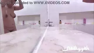 مشهد حمام جامح ورطب إباحي لفتاة عربية ضخمة الصدر