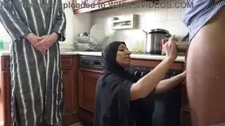 زوجة عربية ساخنة تتمدد بواسطة قضيب عملاق بينما الزوج يصور