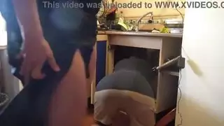 ينيك قحبة في الفندق بعد ما دهنت جسمها بالزيت