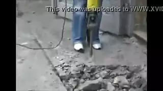 أم عزباء هاوية تخون وتتعرض للضرب على مكتب العمل