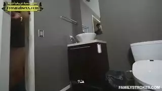 الأخ والأخت يشاهدون والأب نايم