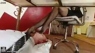 خيال شهوة الأقدام: المديرة تجبر العامل على لعق باطن قدميها وأصابعهما