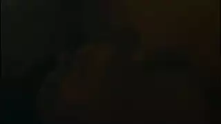 فتاة أبي تجعله منتصباً بشدة بفرك قضيبه من خلال بنطاله