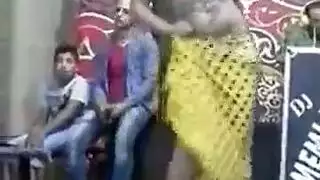 فتاة مصرية ترقص عارية وتظهر ثدييها – جماع إباحي صريح