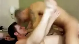 ٨ من الصور إلى الإباحية: عاهرة تؤدي مشهد جماعي