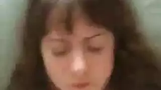 لقطات خفية: فتاة جميلة بعيون زرقاء في فعل صريح