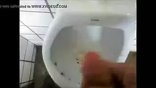 حمام عام إباحي: تداعب قضيبه الغليظ حتى ينكها بقوة