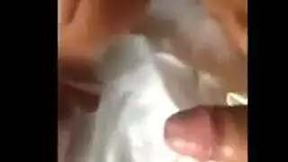 إلهة ممتلئة المنحنيات تأخذ جماعًا شرجيًا قاسيًا من شاب