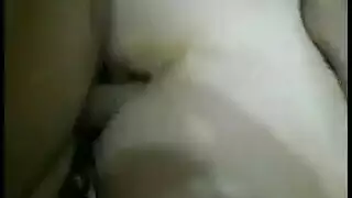 ينيكها فى طيزها بعمق
