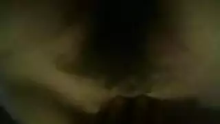 فتاة سمراء تختنق بقضيب ضخم في مص صارخ