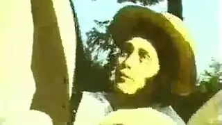 ولد يقبل امه