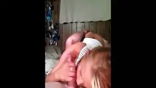 شقراء مثيرة تعطي دروس جنس عملية لرجال مستعدين في استوديوها