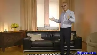 رجل ناضج يمارس الجنس بقوة مع مراهقة ترتدي تنورة قصيرة